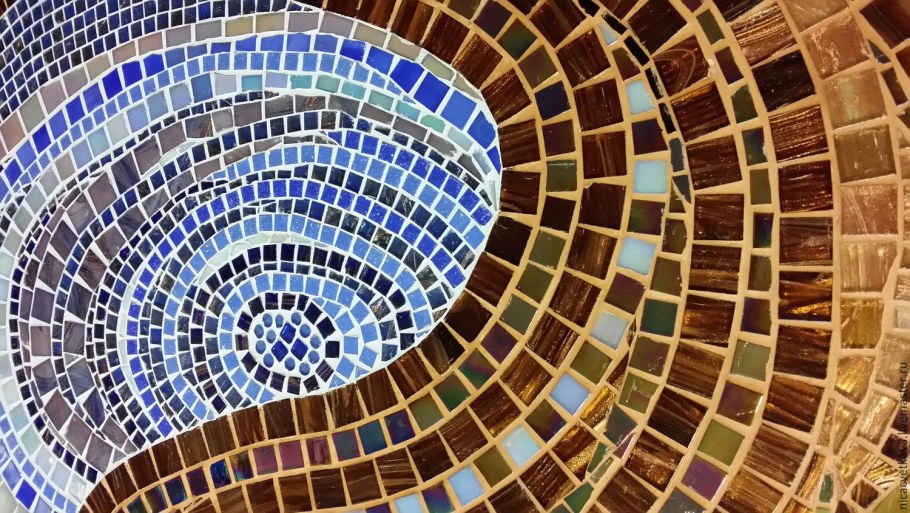 Стол из мозаики искусственного камня