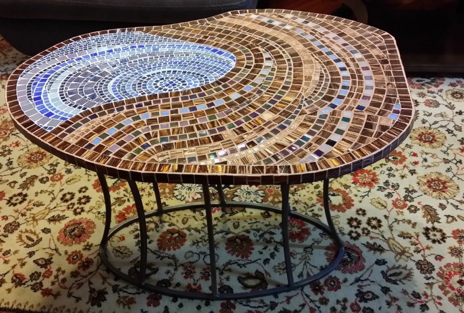 Деревянный стол с мозаикой
