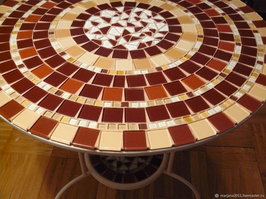 Столик из мозаики