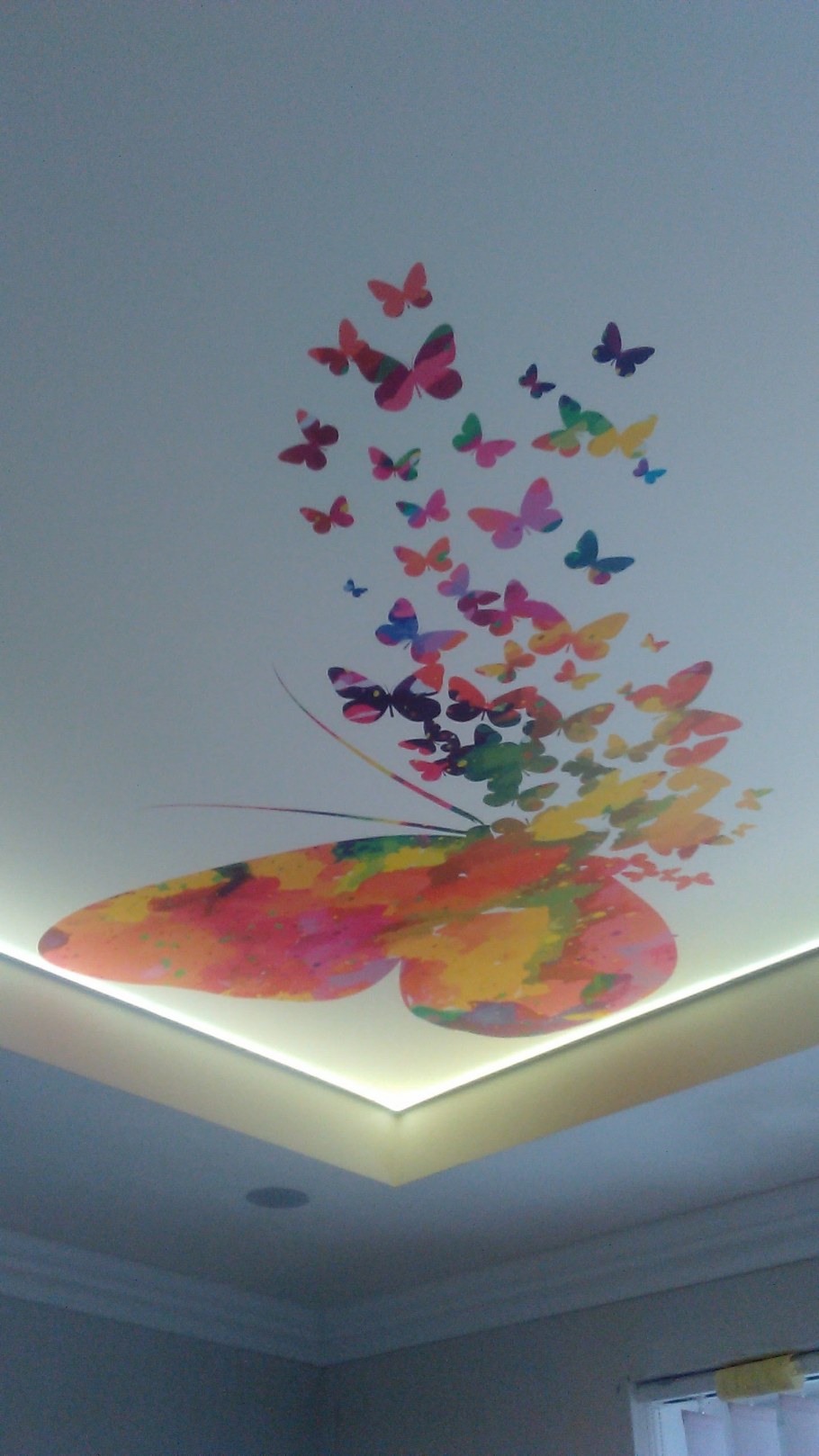 Натяжные потолки с цветами для детской