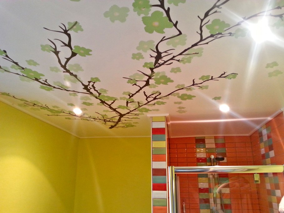 Натяжной потолок в детской