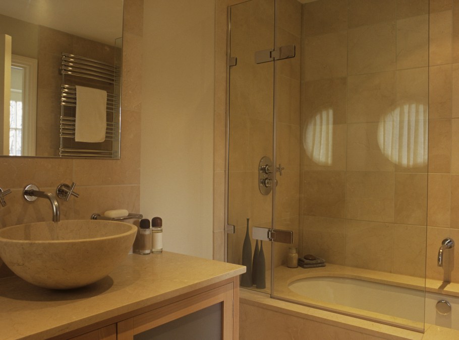 Современная ванна в песочных тонах