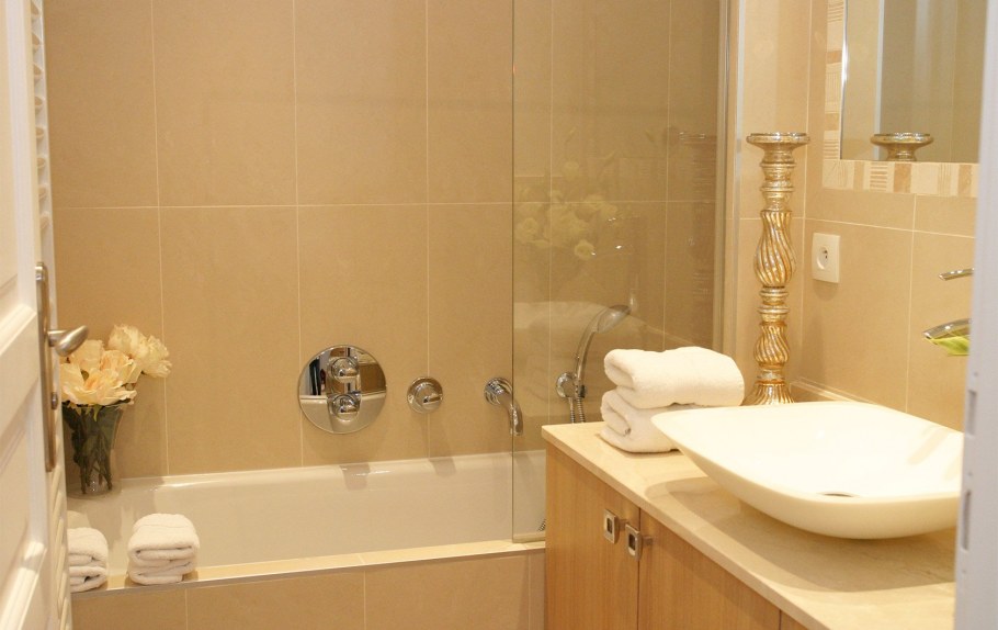 Кафель в ванную песочного цвета