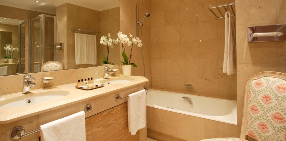 Уютная ванная в бежевых тонах