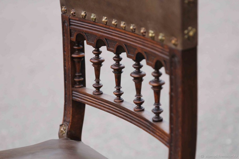 Резной дубовый стул