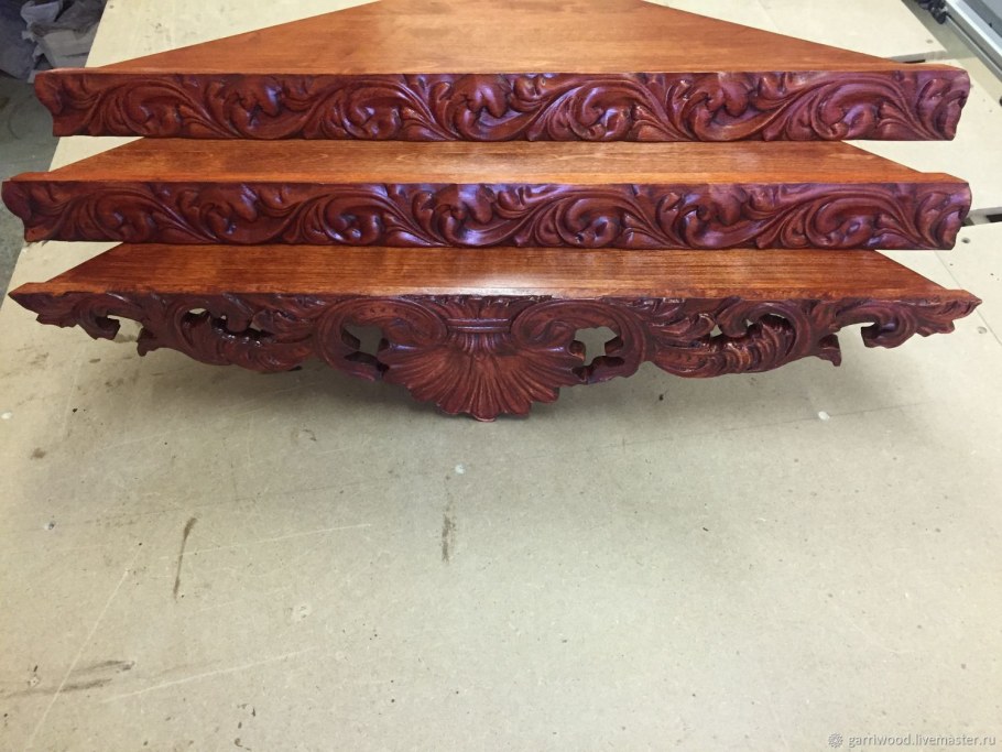 Полка из массива резная