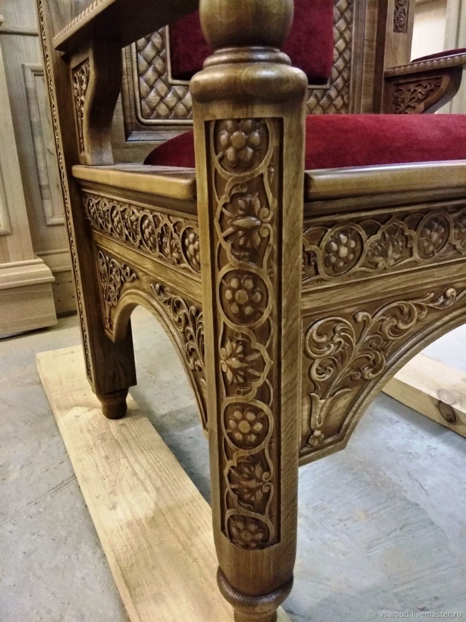 Резные деревянные кресла