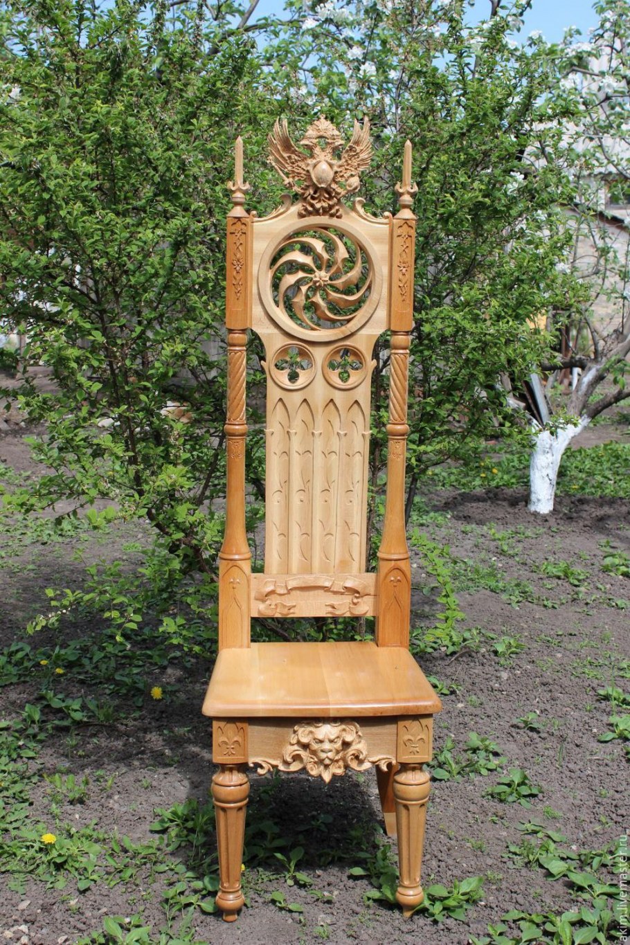 Резные стулья из дерева