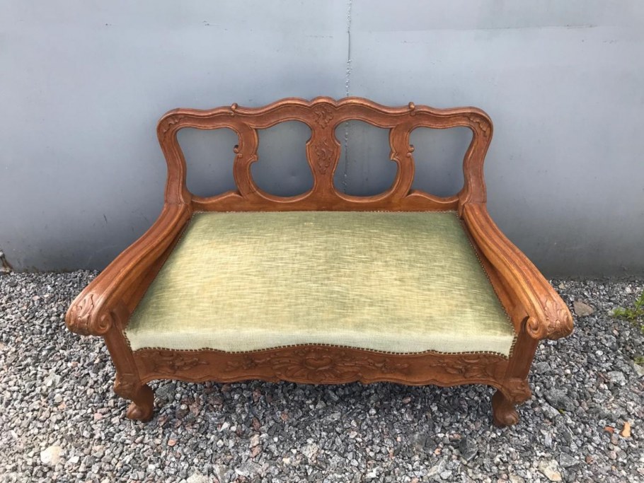 Старинный диван