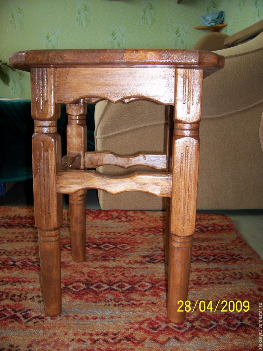 Точеные табуретки из дерева