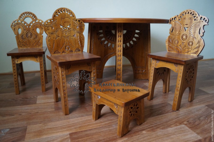 Резные деревянные столики