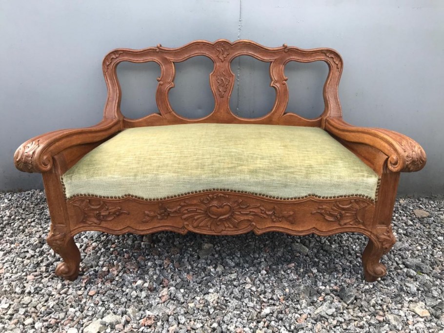 Деревянный диванчик