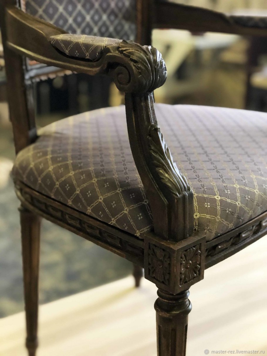 Стул резной деревянный