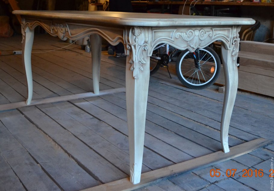Обеденный стол на резной ноге
