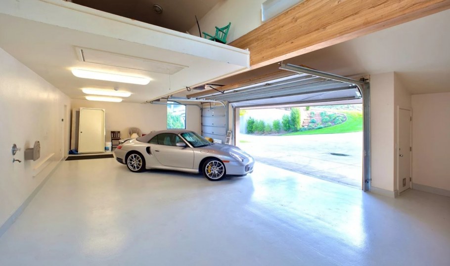 Интерьер большого гаража