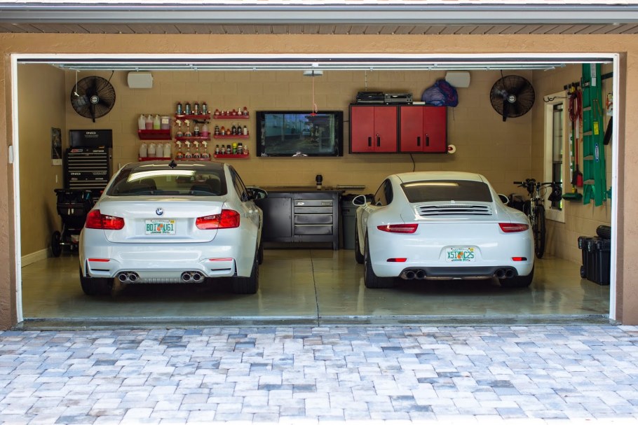 Гараж с машиной внутри