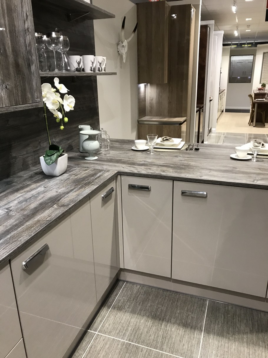 Столешница прд серуюткухню