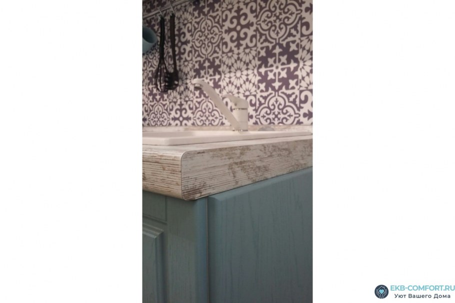 Белая деревянная кухня в интерьере