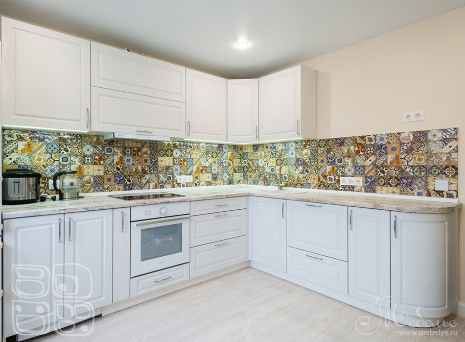 Столешница Винтажная сосна в белой кухне