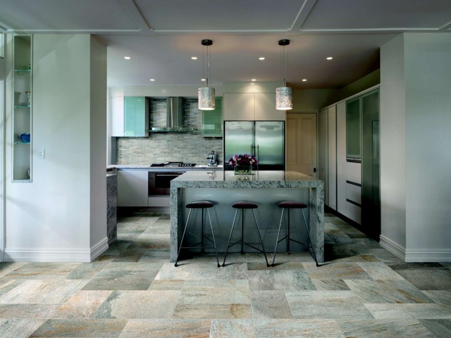 Керамогранит в зоне кухни на полу