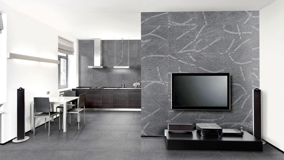 Серый керамогранит на стене