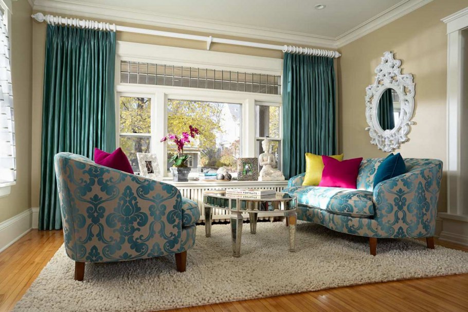 Яркие шторы в интерьере гостиной