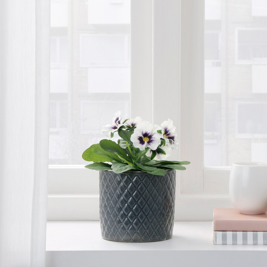 Маленький цветок в белом горшке искусственный