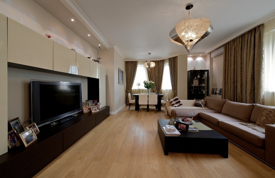 Зал с диваном и телевизором