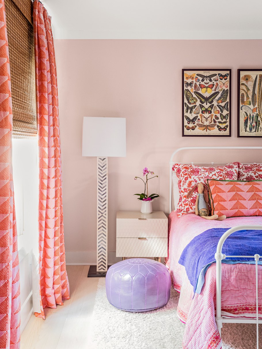 Розовые стены в спальне