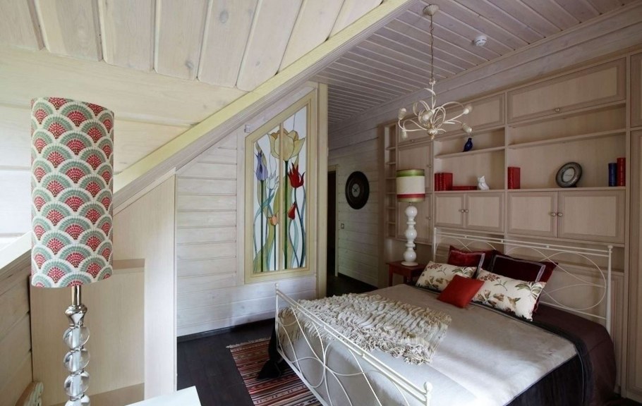 Спальня с мансардным потолком