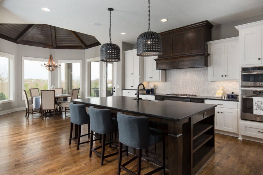 Интерьер большой кухни в частном доме