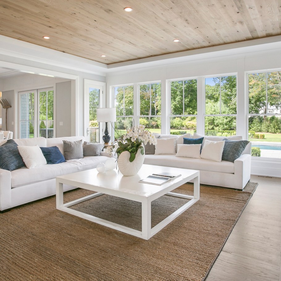 Кухня гостиная с камином и выходом на террасу