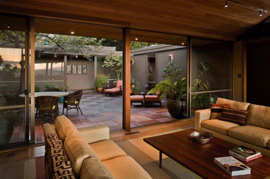 Деревянный дом с внутренним двориком