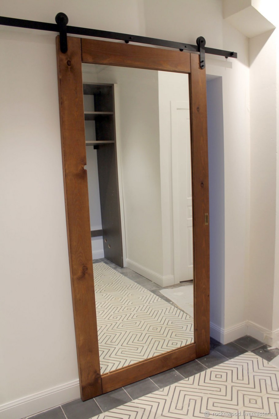 Раздвижная дверь с зеркалом