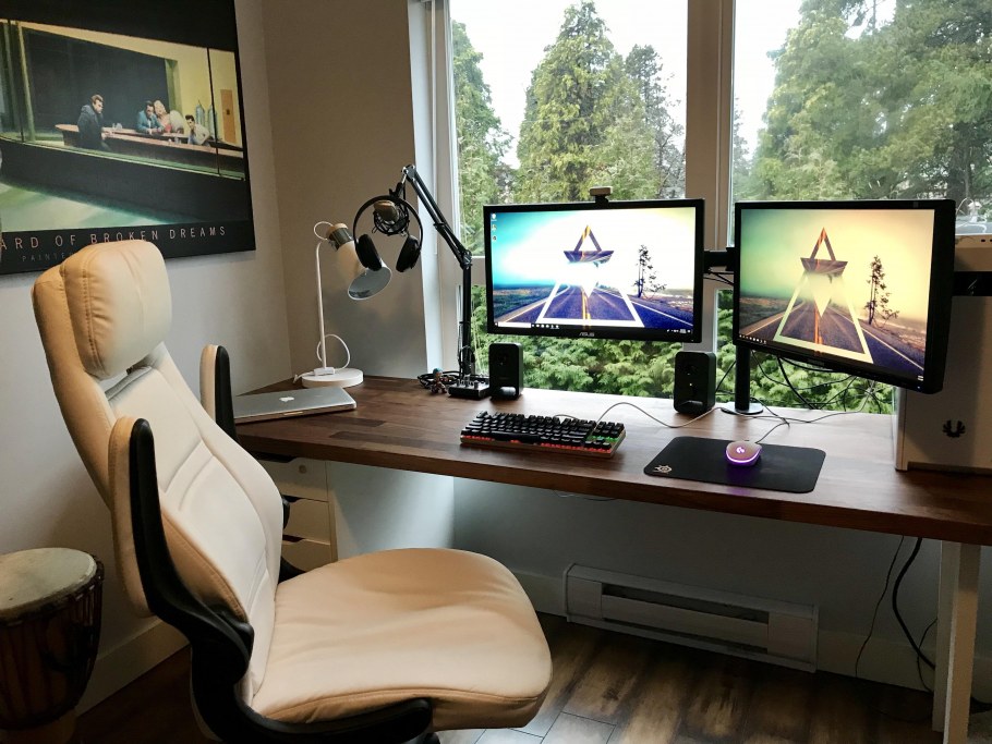 Комната с компьютером