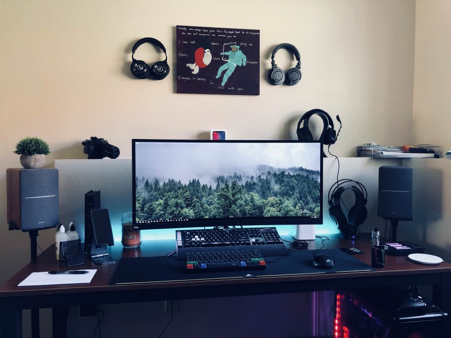 Рабочее место с большим монитором