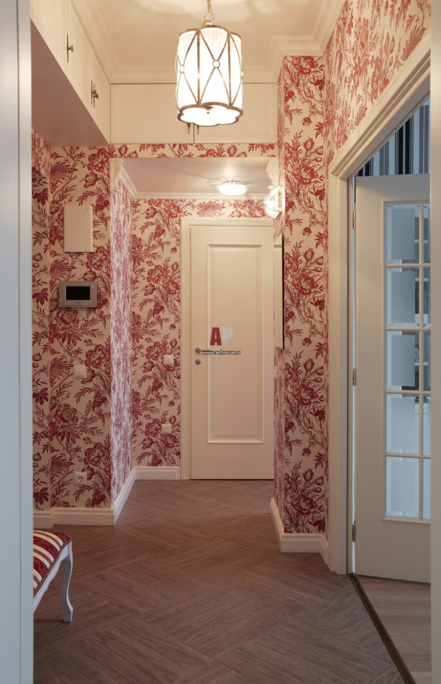 Прихожая с комбинированными обоями