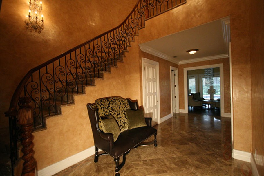 Дом с декоративной штукатуркой