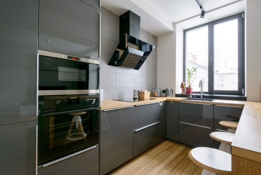 Встроенная современная кухня с мойкой у окна