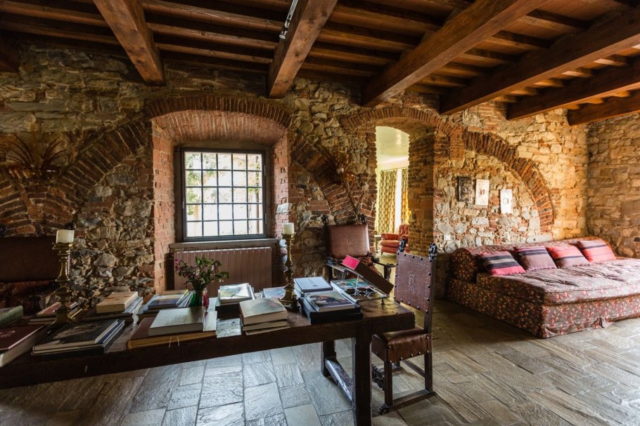 Интерьер в стиле средневекового замка