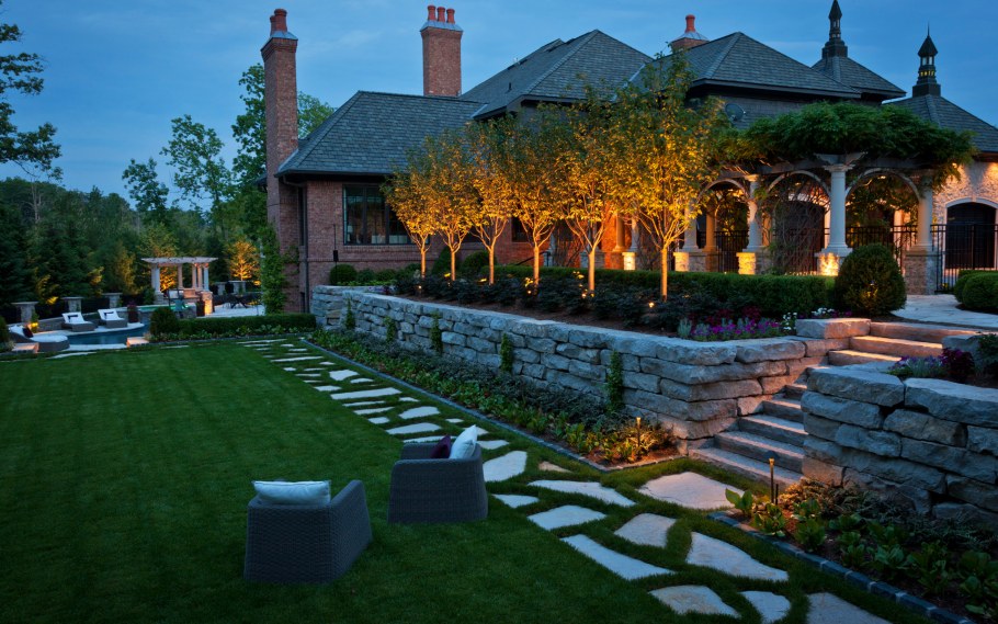 Загородный дом с садом