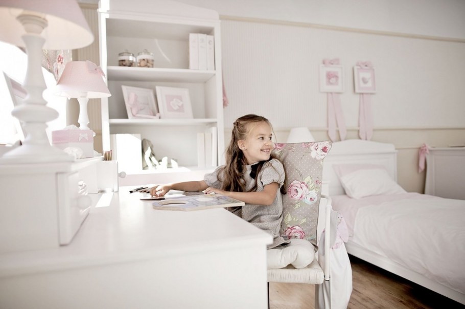 Квадратная детская комната для девочки