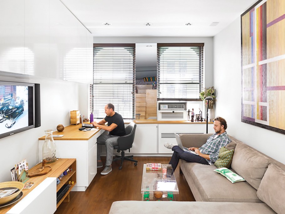 Рабочая зона в квартире студии