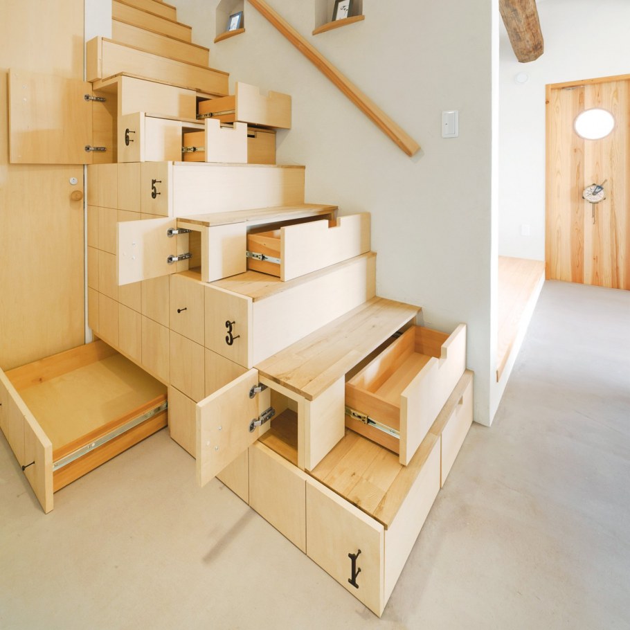 Лестница с ящиками