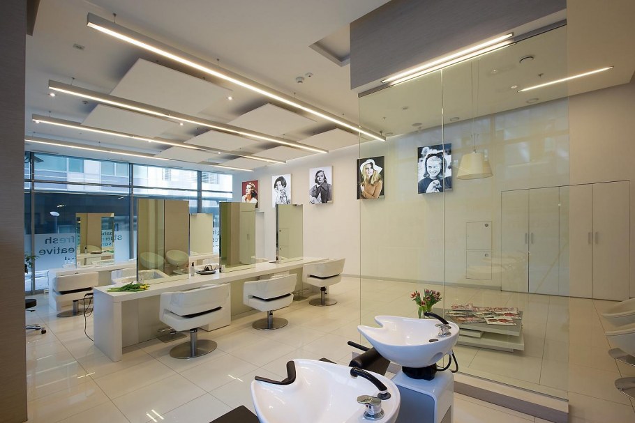 Салон красоты в серо-красных тонах