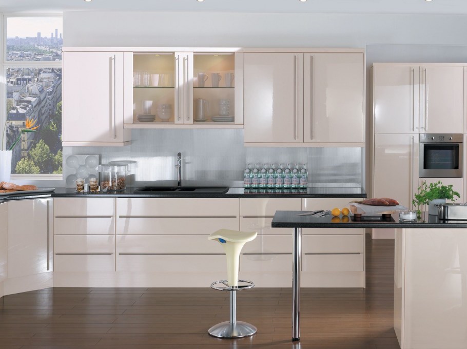 Кухня бежевая матовая