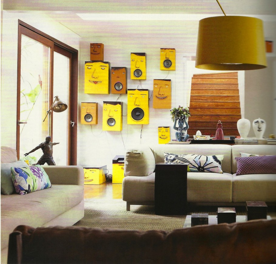 Горчичный диван и кирпичная стена