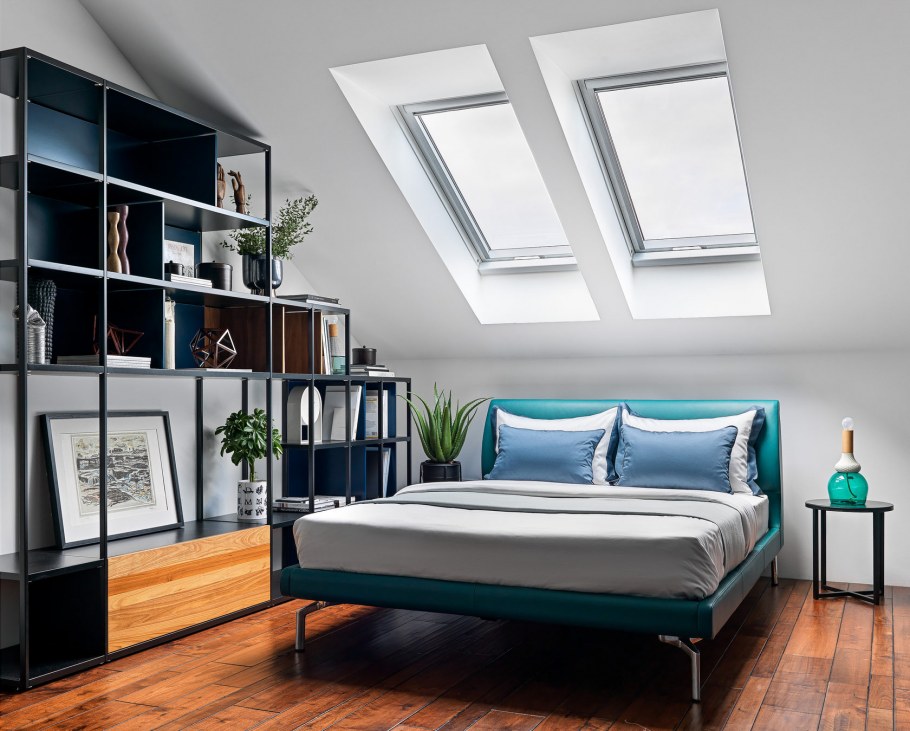 Спальня с мансардными окнами