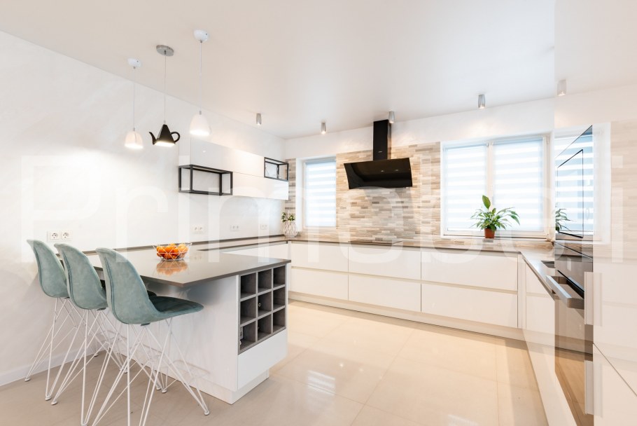 Белая глянцевая кухня