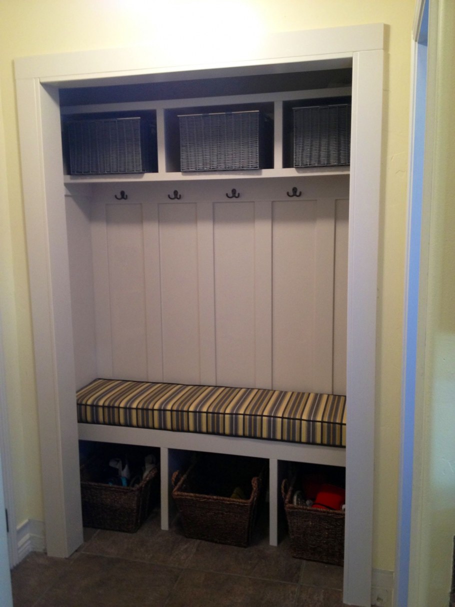 Открытый шкаф в коридор